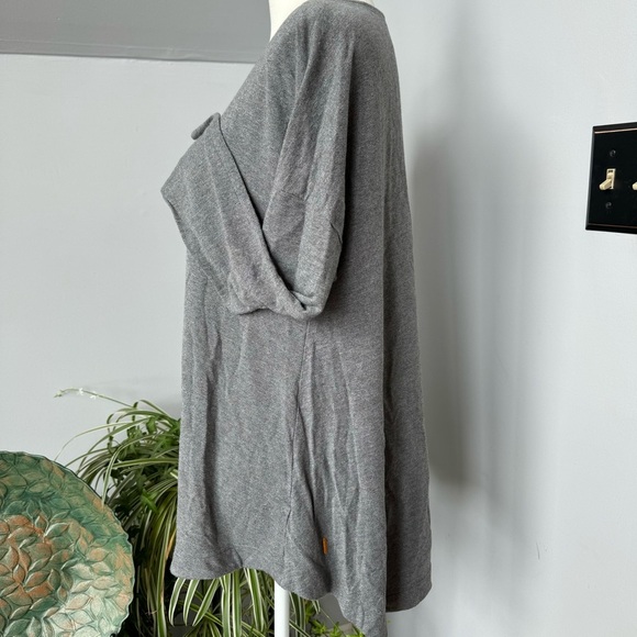 Lucy Gray Oversized Long Sleeved Pullover Tee size Medium Activewear Athleisure - Picture 2 of 7